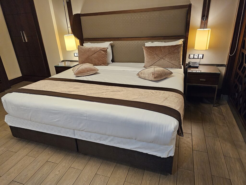 Chambre king size hotel azdif la nuit