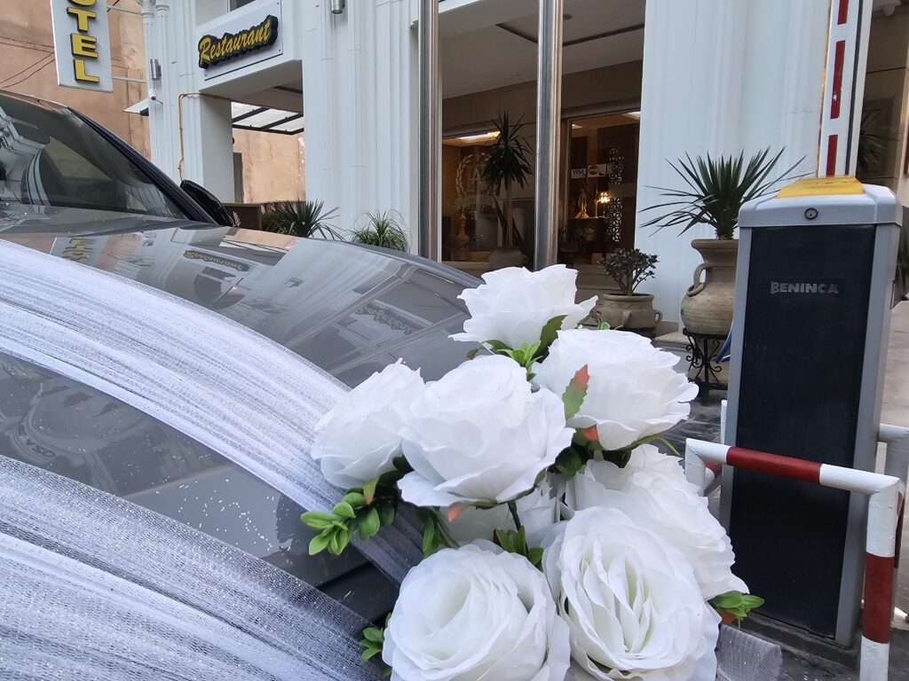 Décoration voiture des mariés devant l'hôtel Azdif à Sétif