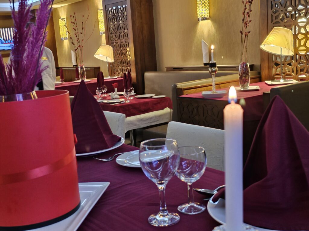 Table dressée restaurant Maria Azdif avec une bougie