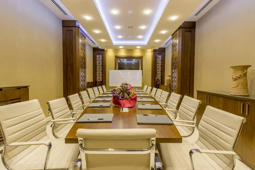 Salle de réunion éclairée pour événements